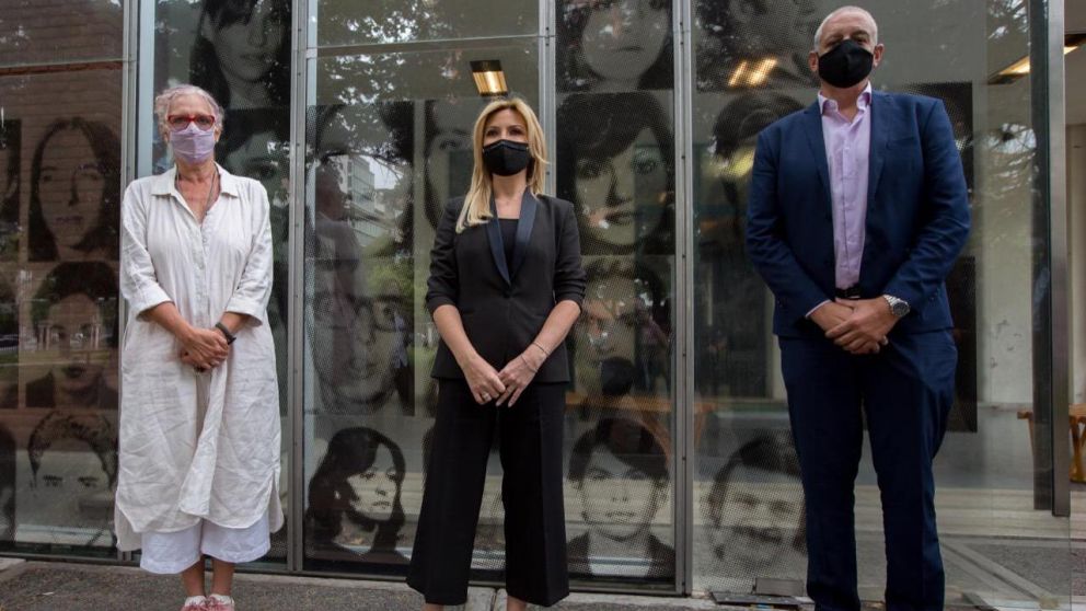 Fabiola Yañez durante su recorrida, junto al Secretario de Derechos Humanos, Horacio Pietragalla Corti y la Directora Ejecutiva del Museo, Alejandra Naftal