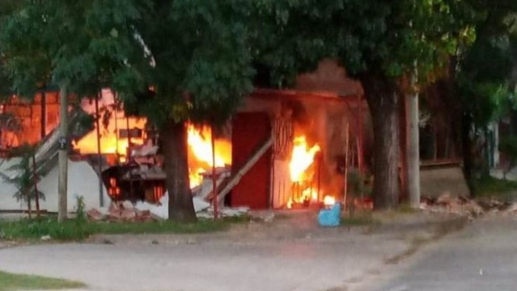 El homicida hizo estallar garrafas dentro de su vivienda con la intención de quitarse la vida.