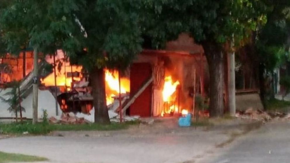 El homicida hizo estallar garrafas dentro de su vivienda con la intención de quitarse la vida.