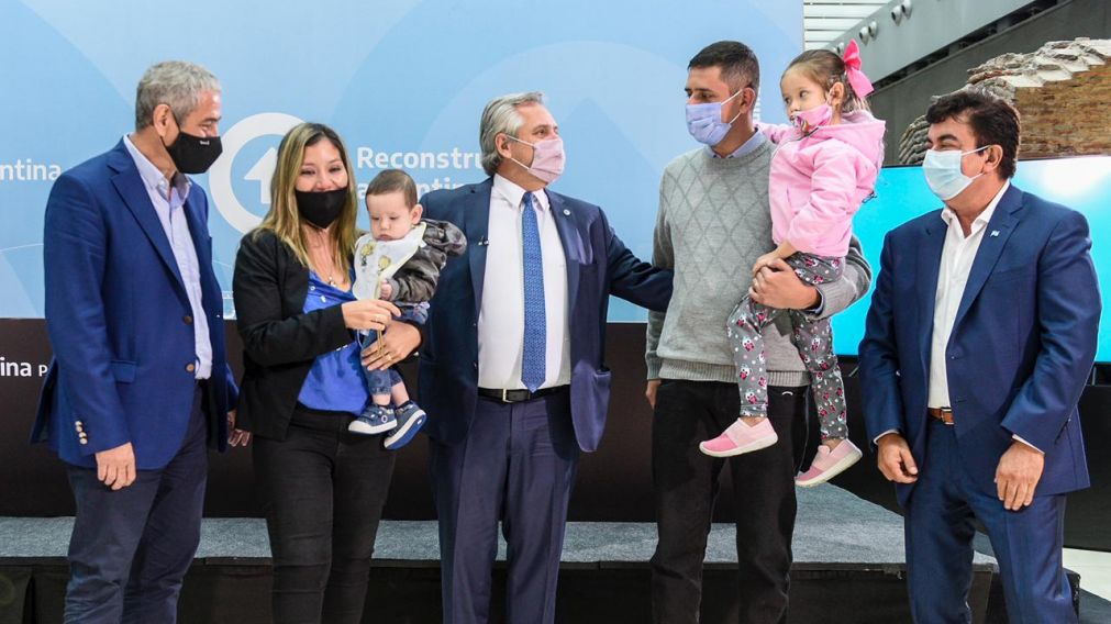 Fernández, Ferraresi y Espinoza con una familia que recibió su vivienda a través del Procrear.