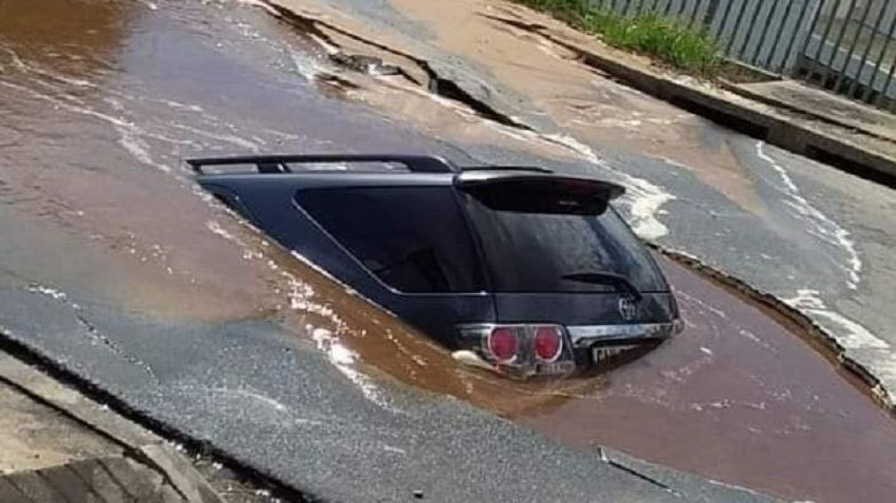 Así quedó el auto: bajo del agua (Captura de video).