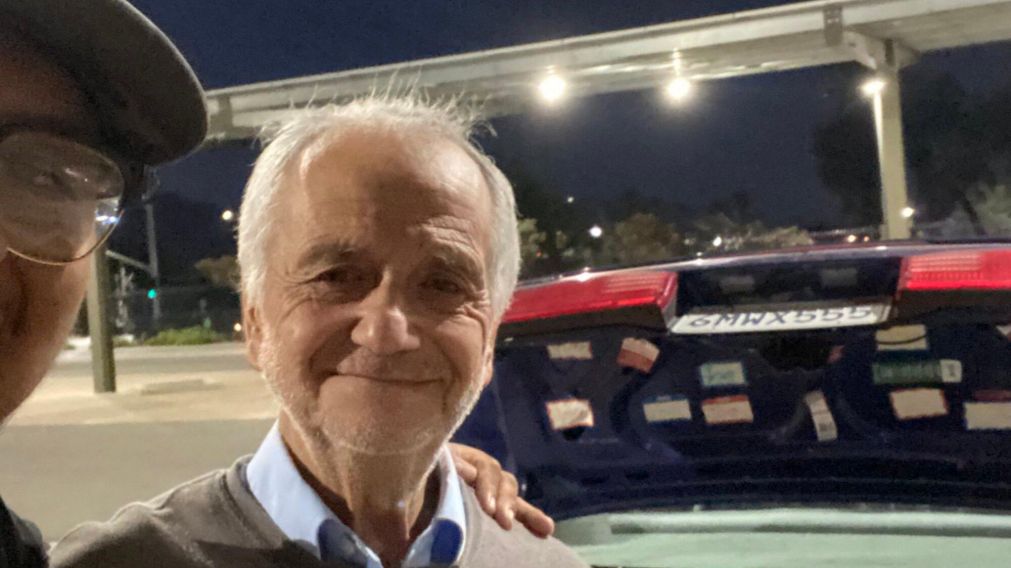 El exmaestro, Jos� Villarruel, junto a su exalumno y organizador de la campa�a solidaria, Steven Nava. 