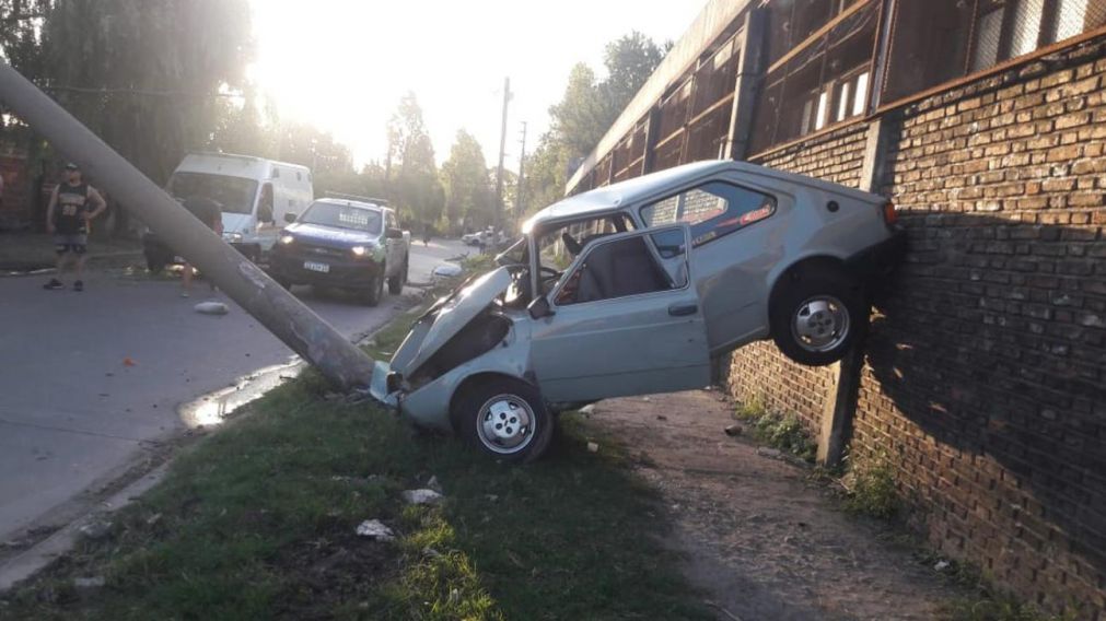 Así quedó el vehículo que manejaba el adolescente y mató a un vecino.