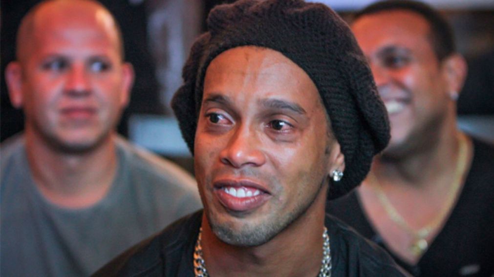 Preocupación por Ronaldinho: dicen que toma mucho alcohol porque está triste por la muerte de su mamá