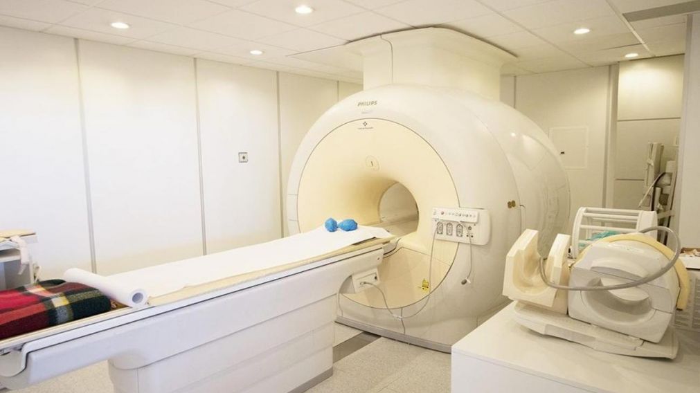 La víctima, de 66 años, sufrió una triple fractura de fémur y rodilla de la pierna izquierda