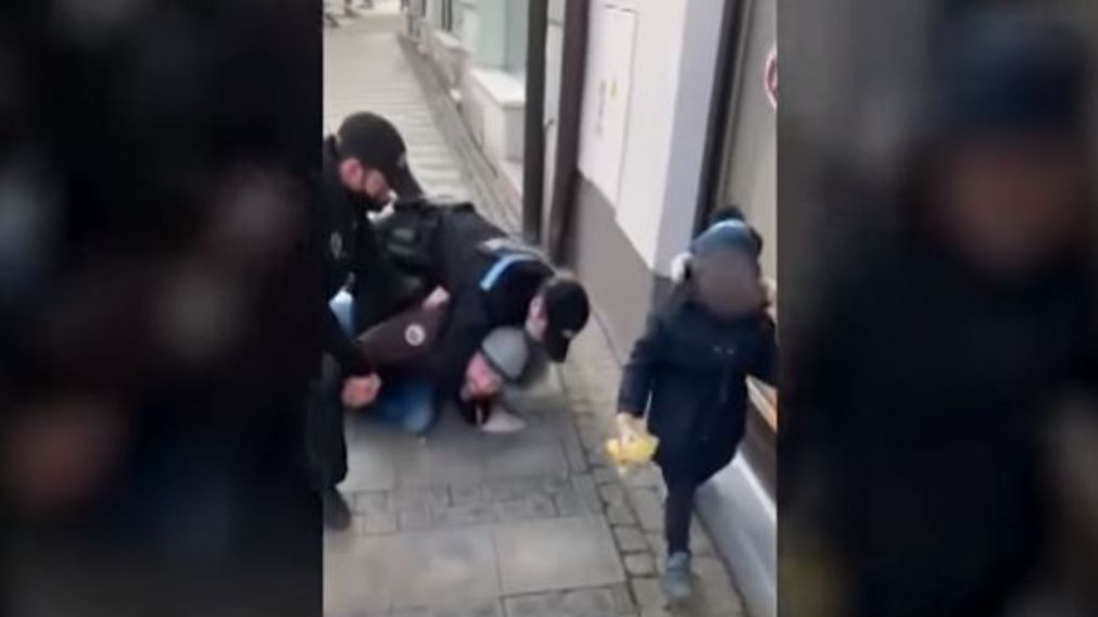 El hombre es detenido con su hijo al lado por la Polícia en República Checa.