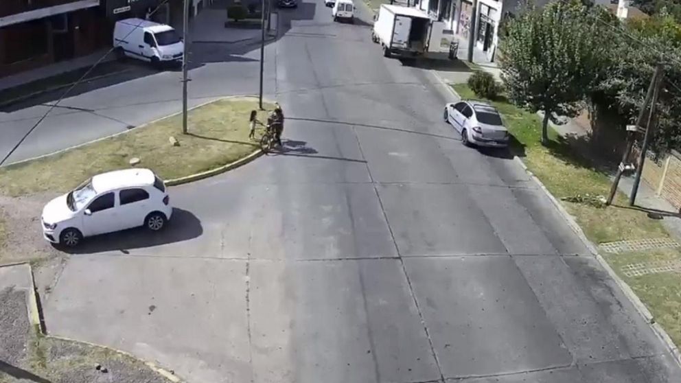 Así son captados por las cámaras Maia y su secuestrador en el oeste del conurbano (Captura de video).