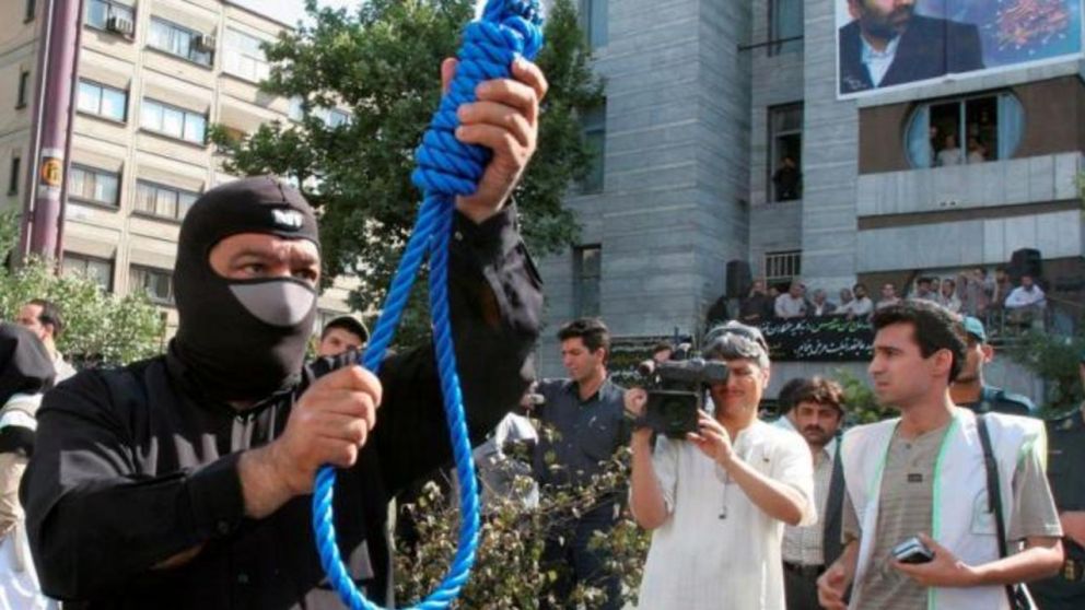 Fotografía de archivo de un policía preparando una ejecución pública en Irán.