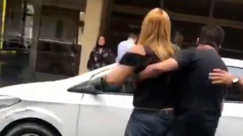 La atacante qued� detenida por actos discriminatorios�y�lesiones. (Captura de pantalla)