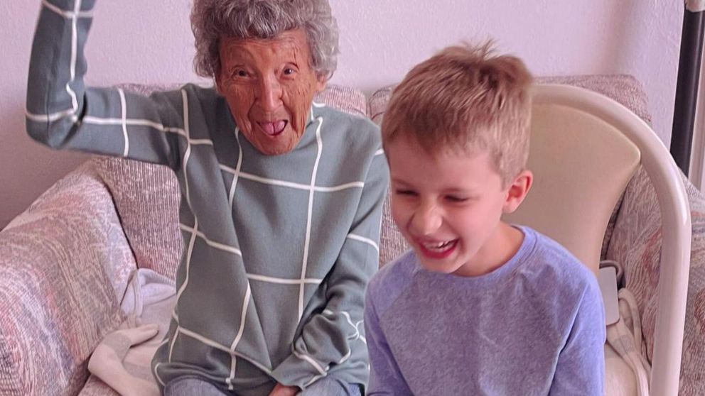 La bisabuela de 102 a�os se divierte junto a su bisnieto de 6. 