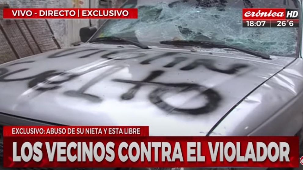 Vecinos enardecidos escracharon a abuelo narco abusador. (Captura video)