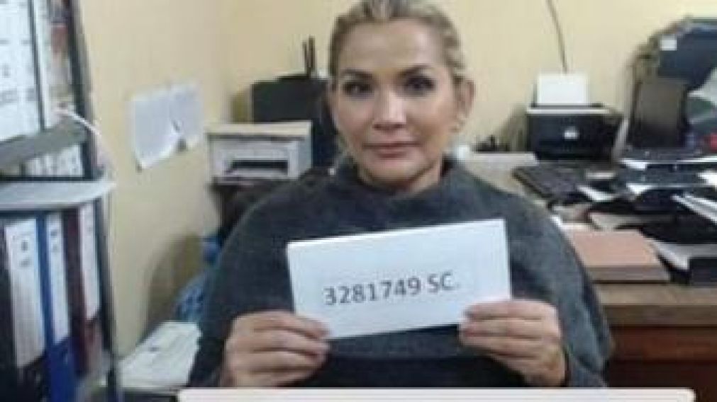 Así "tocó el pianito" Jeanine Áñez.