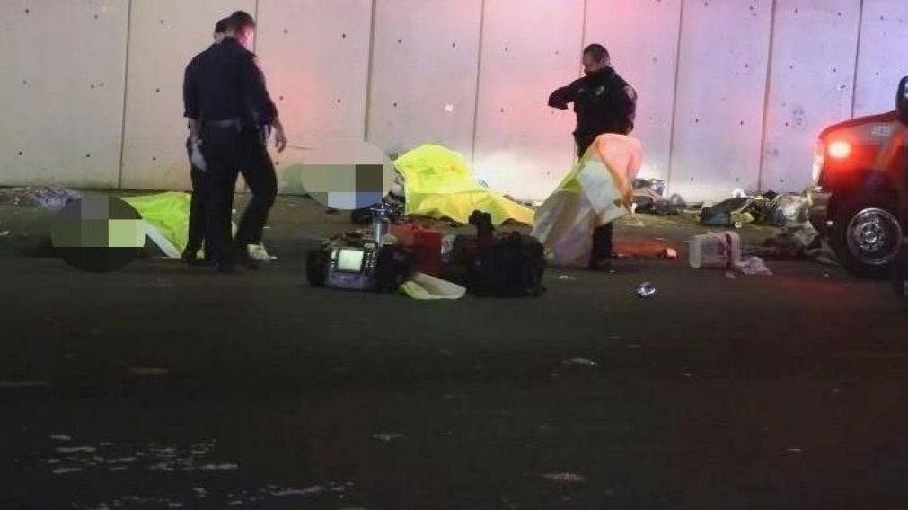 Así quedaron tendidos los cuerpos de las víctimas tras haber sido atropellados por el jubilado. (Captura video)