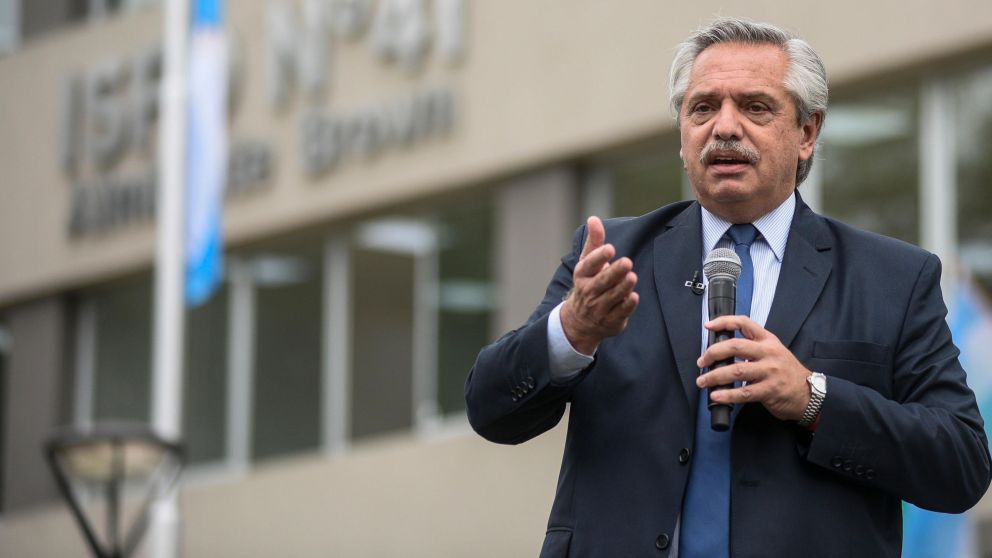 Alberto Fernández: "Los violentos tiran piedras, nosotros llevamos vacunas".