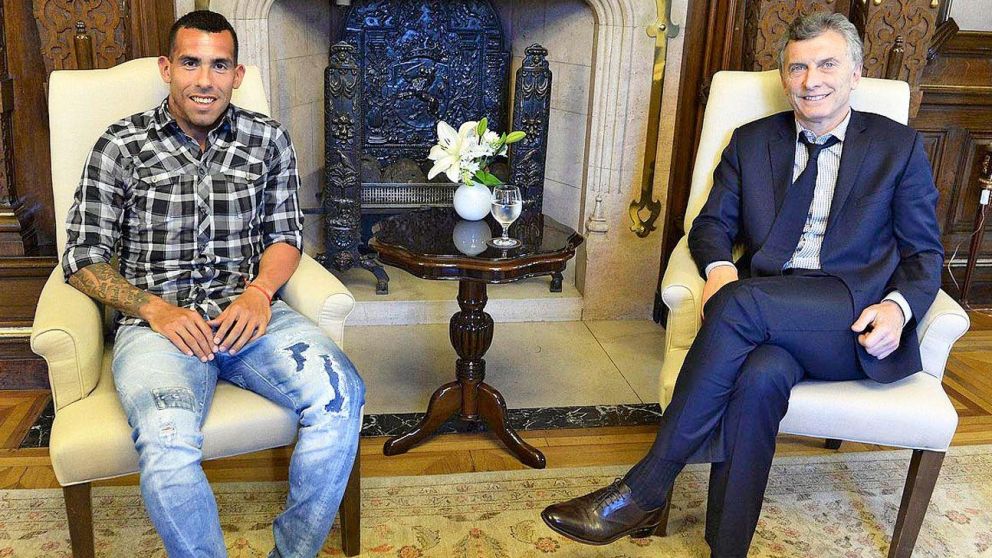 Carlos Tevez, junto al ex presidente Mauricio Macri (Archivo)