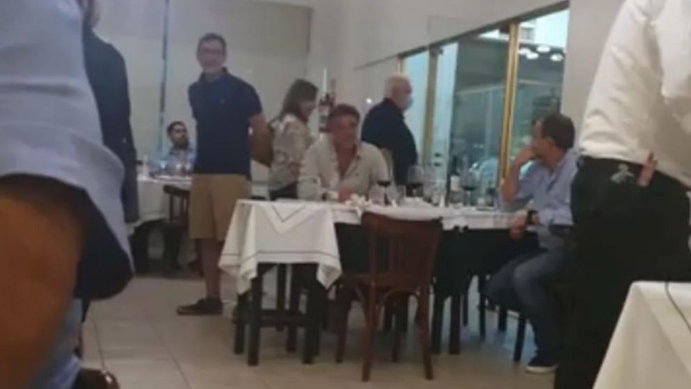 Así salió Ginés González García del restaurante de San Telmo donde lo insultaron los comensales (Captura de video).