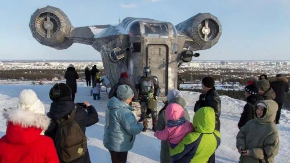 La réplica de la nave de The Mandalorian fue construida por un joven y sus amigos y la instalaron en una plaza de la ciudad de Yukutsk.