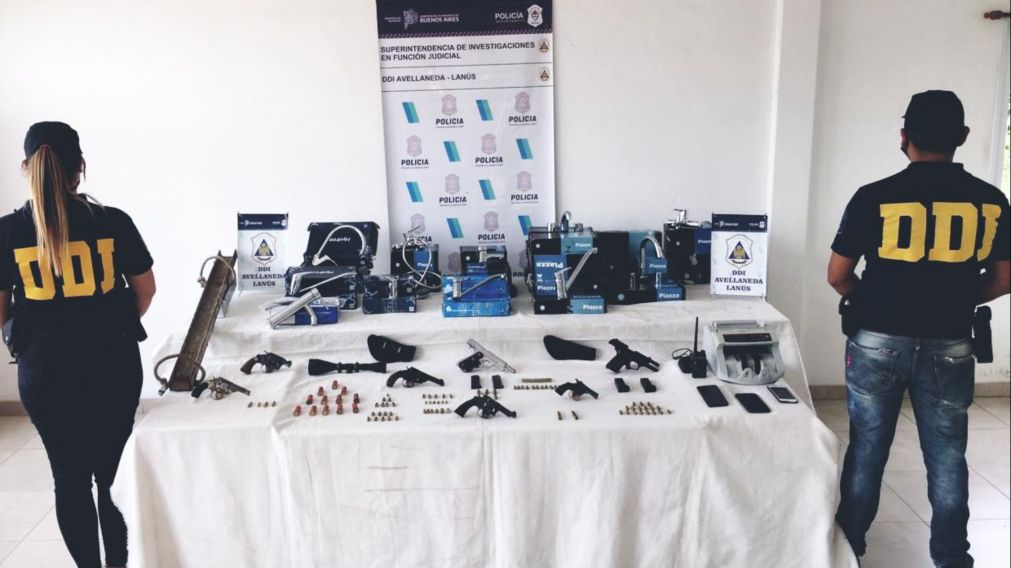 Estos son algunos de los objetos que fueron hallados por los investigadores en los allanamientos.