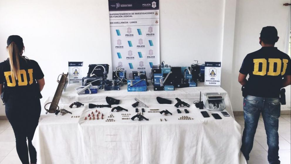 Estos son algunos de los objetos que fueron hallados por los investigadores en los allanamientos.