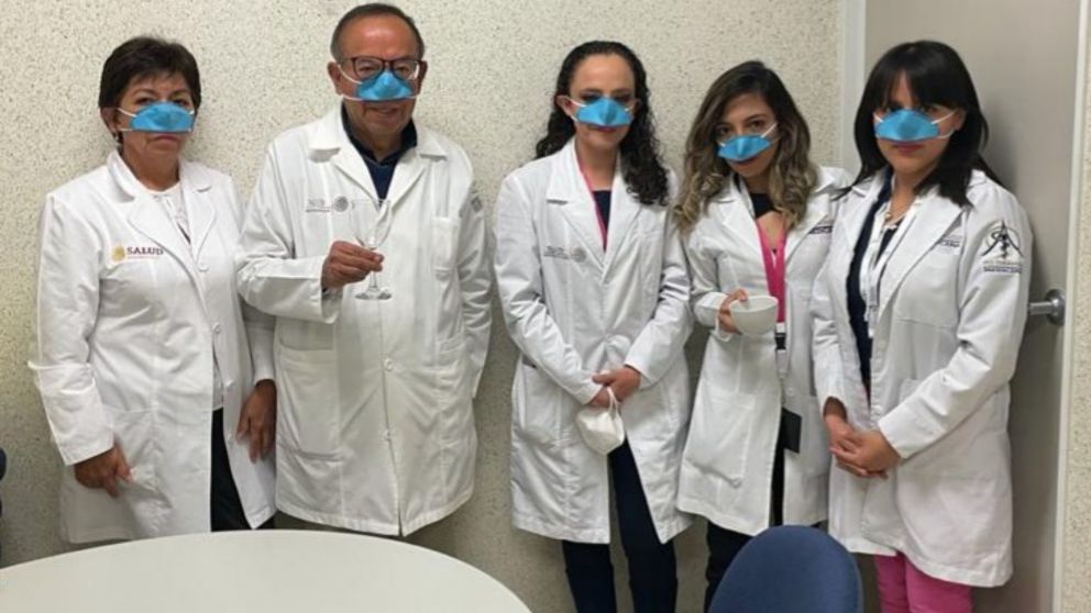 La mascarilla permitiría comer y tomar bebidas con menos riesgos de contagiarse el virus (Foto: @IPN_MX)