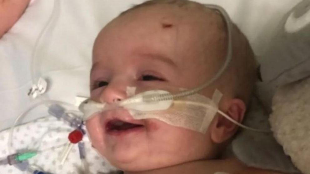 La foto de la gran sonrisa con la que se despertó el pequeño Michael tras el coma (Twitter).