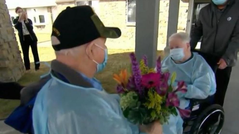 En el reencuentro, él le regaló un ramo de flores.