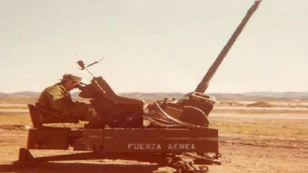 Garcés subido al cañón antiaéreo RH 20 con el que derribó el Harrier del experimentado comandante británico.