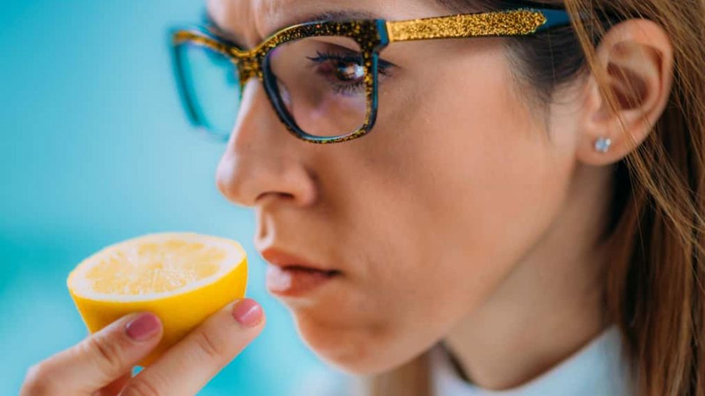 El limón es uno de los alimentos que puede ayudar a recuperar el olfato.