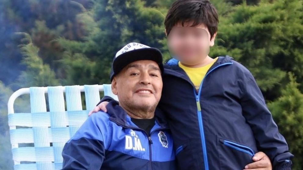 Dieguito Fernando junto a su padre, Diego Maradona.