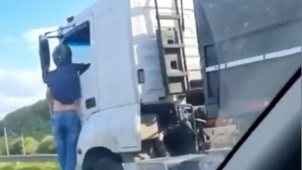 El hombre se trepó al camión que atropelló y mató a su esposa (Captura de pantalla).