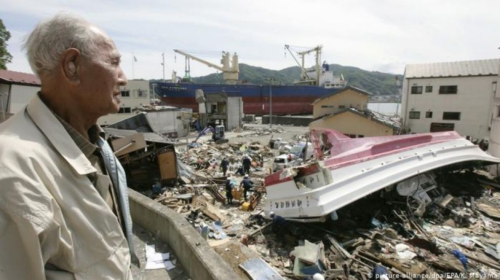 Un hombre observa la devastaci�n que dej� el tsunami en el noreste japon�s.