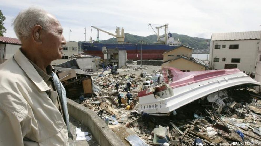 Un hombre observa la devastación que dejó el tsunami en el noreste japonés.