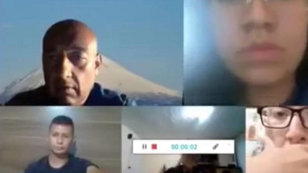 El maestro se mostró enojado con las alumnas en pleno Zoom (Captura de video).