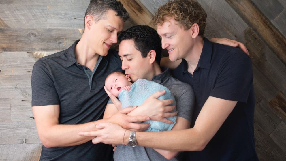 La familia poliamorosa formada por tres hombres pudo inscribir legalmente a su primera hija (Twitter).