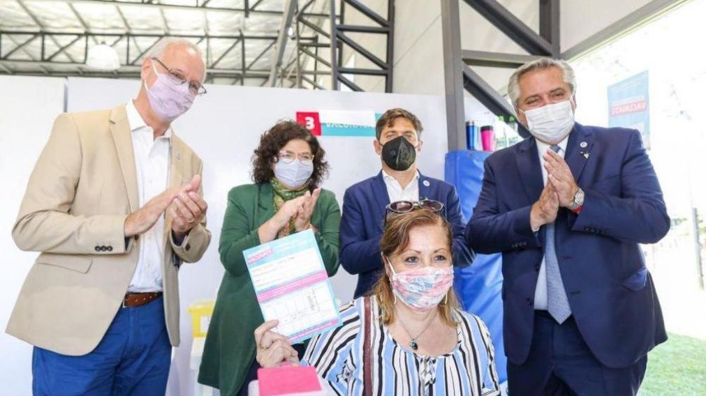El presidente se reunió con Axel Kicillof para recorrer un centro de vacunación.