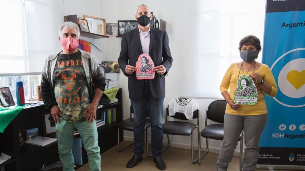 Pietragalla Corti, junto a los padres de Cecilia Gisela Basaldúa, asesinada en abril del año pasado en Capilla del Monte (Archivo).