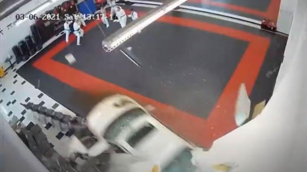 Así perdió el control del auto y se metió en dojo de karate en plena clase. (Captura de video)