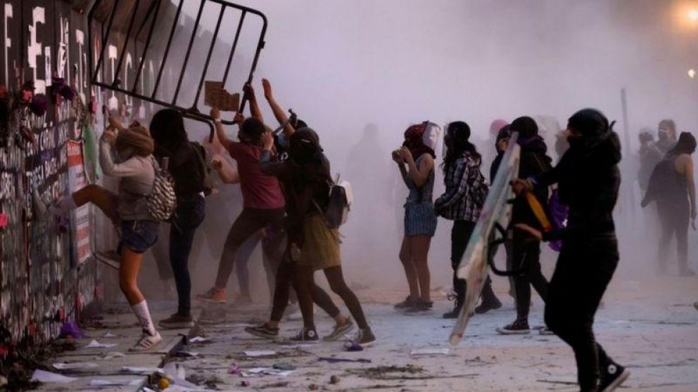 Hubo gases y vallas arrojadas durante la marcha en Ciudad de México (gentileza BBC News)