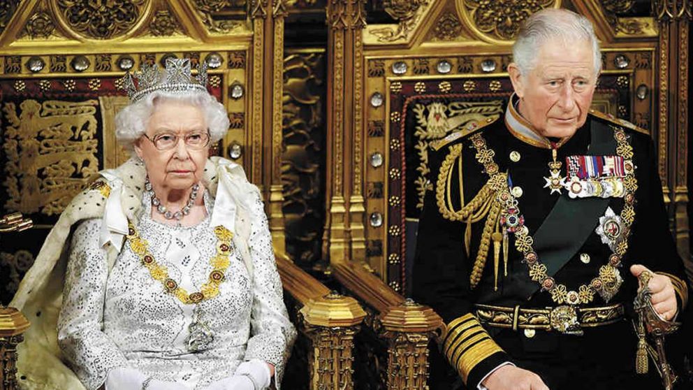 LA REINA ISABEL Y SU HIJO CARLOS ESTÁN EN EL OJO DE LA TORMENTA POR EL TRATO QUE LE DIERON A MARKLE.