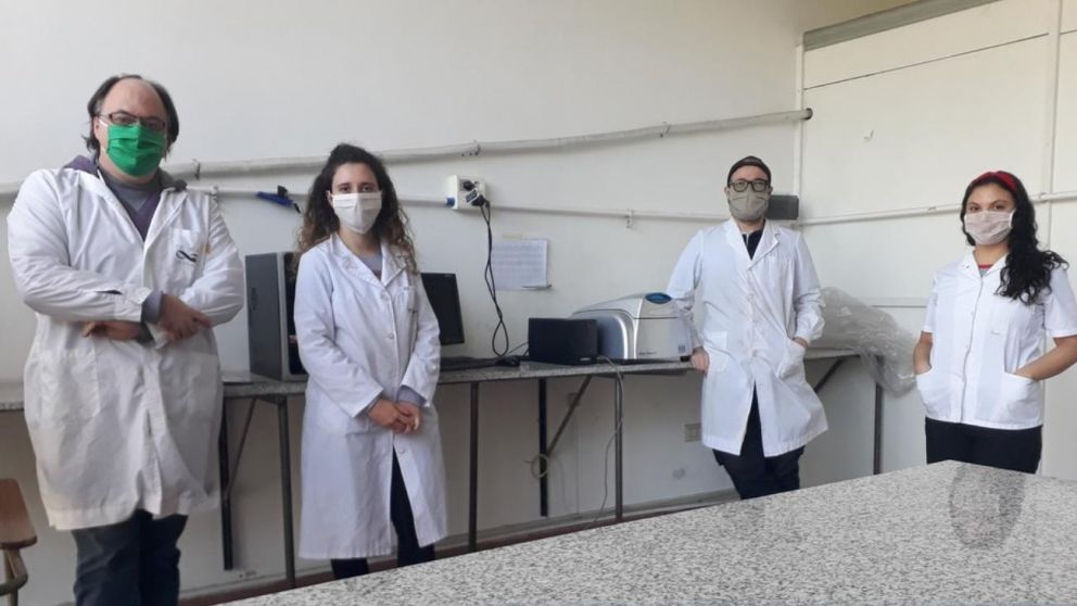 Los testeos de PCR para coronavirus podrán realizarse en cualquier laboratorio y a bajo costo.