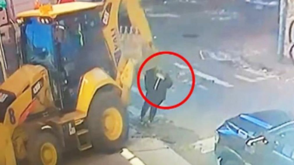 El momento en que la mujer se lastim� contra la m�quina (Captura de video).