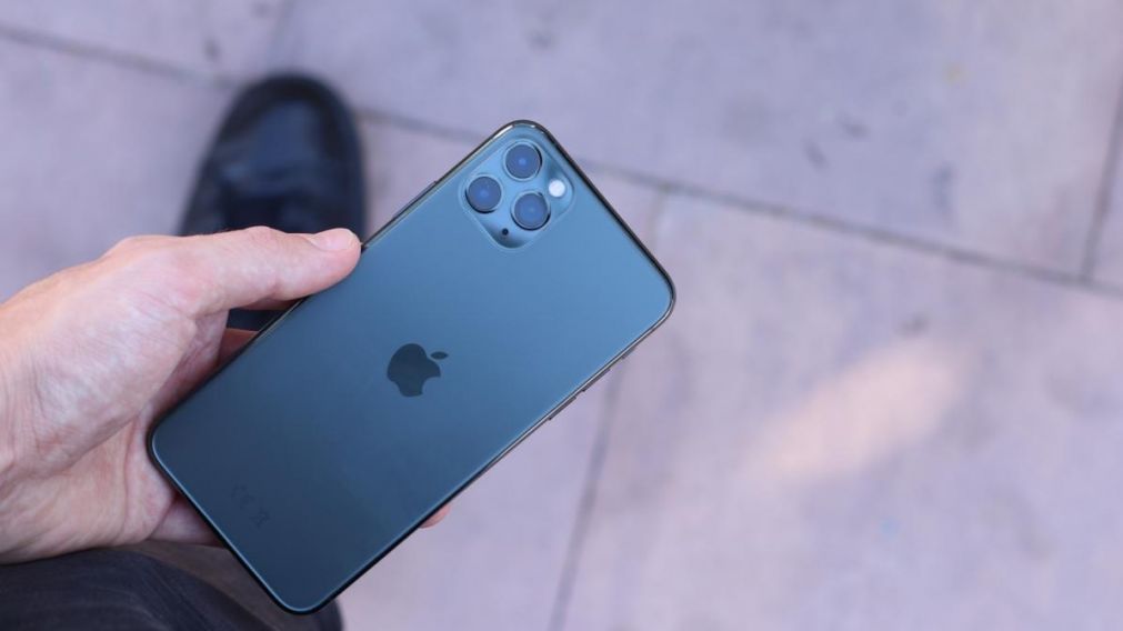 El iPhone 11 se le cayó a la mujer desde un bote (Imagen ilustrativa).
