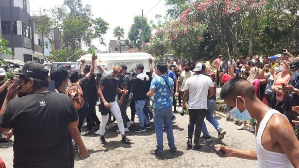 Los mejores amigos despidieron los restos del conocido cómico peruano.