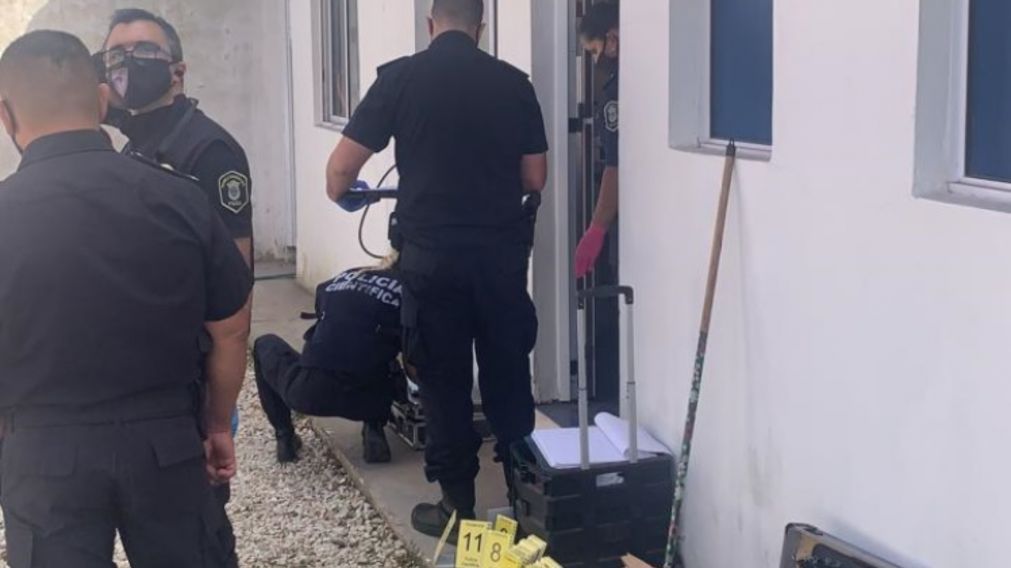 Los peritos revisan el ingreso a la habitación en la que apareció el cadáver degollado de Pedro Molina.