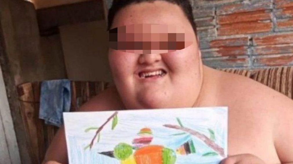 Tiene 10 años, pesa 200 kilos y lucha por una mejor vida