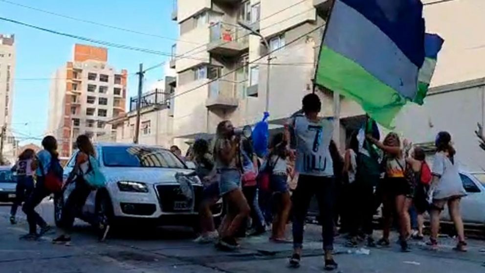 El momento en el que el automovilista atropella al grupo de estudiantes en Mar del Plata.
