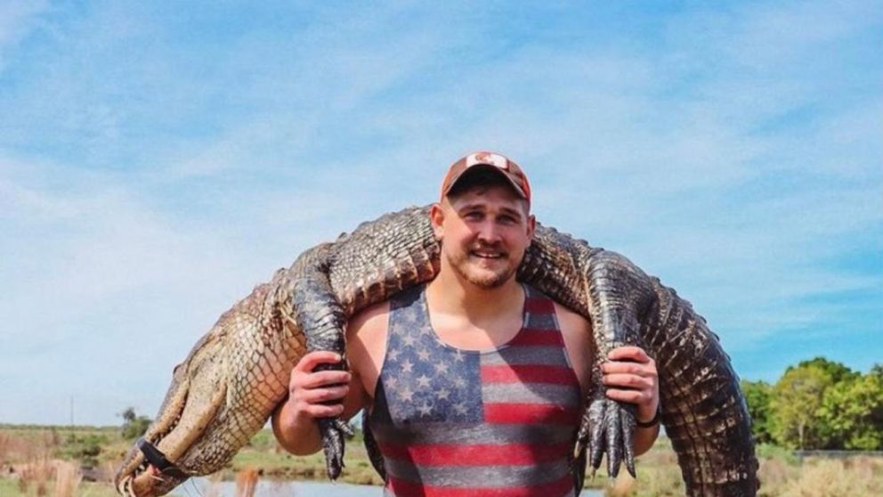 El jugador de fútbol americano Wyatt Teller, con el cocodrillo que asesinó.