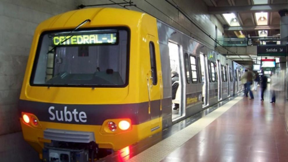 El servicio sigue limitado para trabajadores esenciales, docentes, alumnos y otras personas que tengan permiso especial.