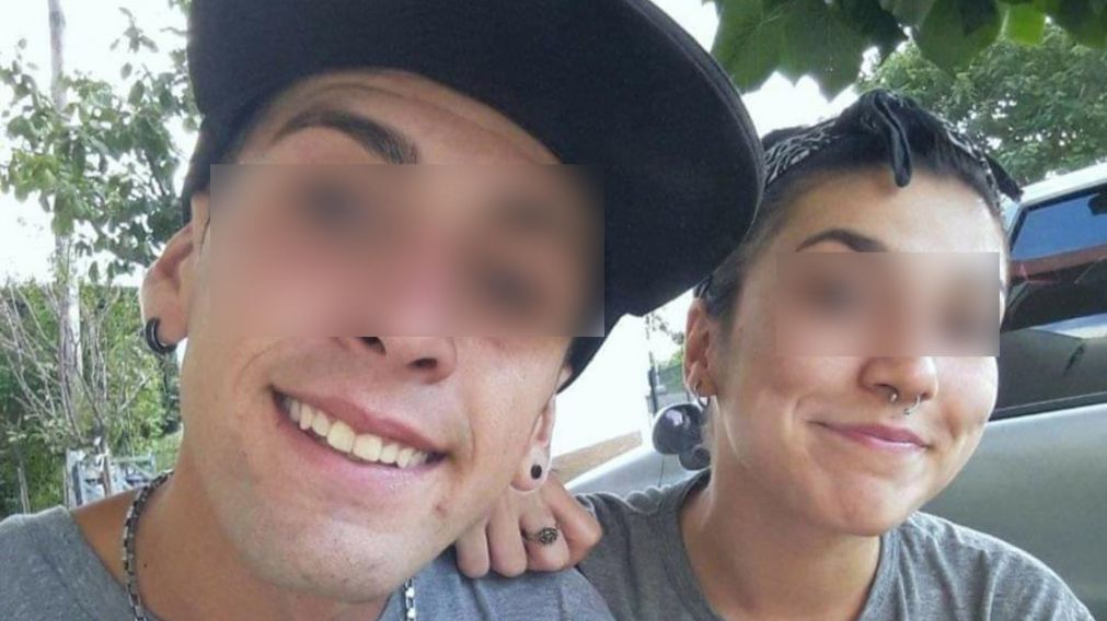 La v�ctima de 18 junto a su agresor y pareja, de 23, quien est� detenido (Facebook).
