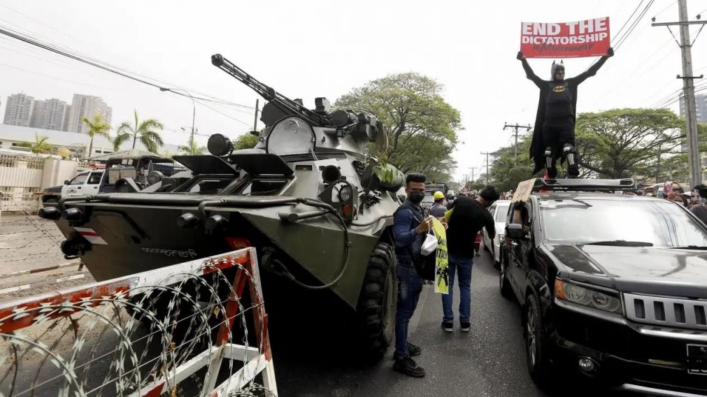 Los soldados y la policía de Myanmar usa TikTok para publicar videos amenazando a los manifestantes